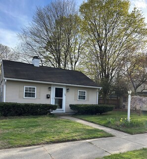 Exterior - Charming 2-bedroom cottage in fantastic Longmeadow with AC, WiFi & fenced yard (Longmeadow)