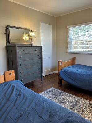 2 slaapkamers, een strijkplank/strijkijzer, gratis wifi, beddengoed