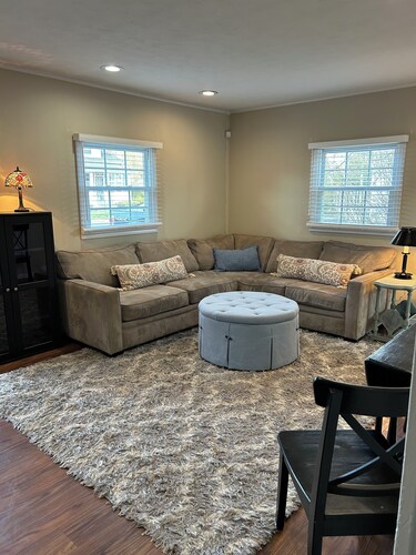 Charming 2-bedroom cottage in fantastic Longmeadow with AC, WiFi & fenced yard