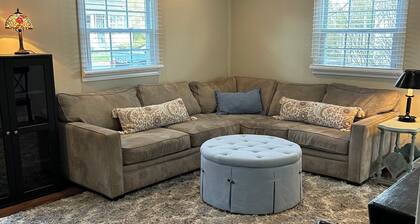 Charming 2-bedroom cottage in fantastic Longmeadow with AC, WiFi & fenced yard