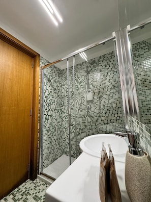 Douche, sèche-cheveux, bidet, serviettes fournies