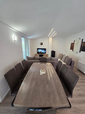 Apartamento (Two Bedroom Apartment with Terrace) | Sala de estar | TV de tela plana 32 polegadas com canais via satélite
