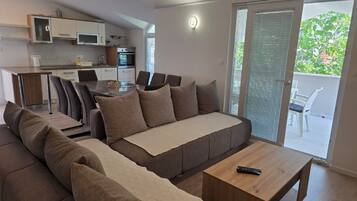 Apartamento (Two Bedroom Apartment with Terrace) | Sala de estar | TV de tela plana 32 polegadas com canais via satélite