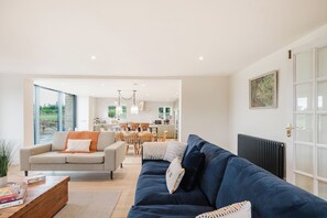 Living area - Mulberry Cottage 5BD in Wiltshire (Malmesbury)