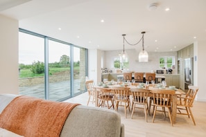 In-room dining - Mulberry Cottage 5BD in Wiltshire (Malmesbury)