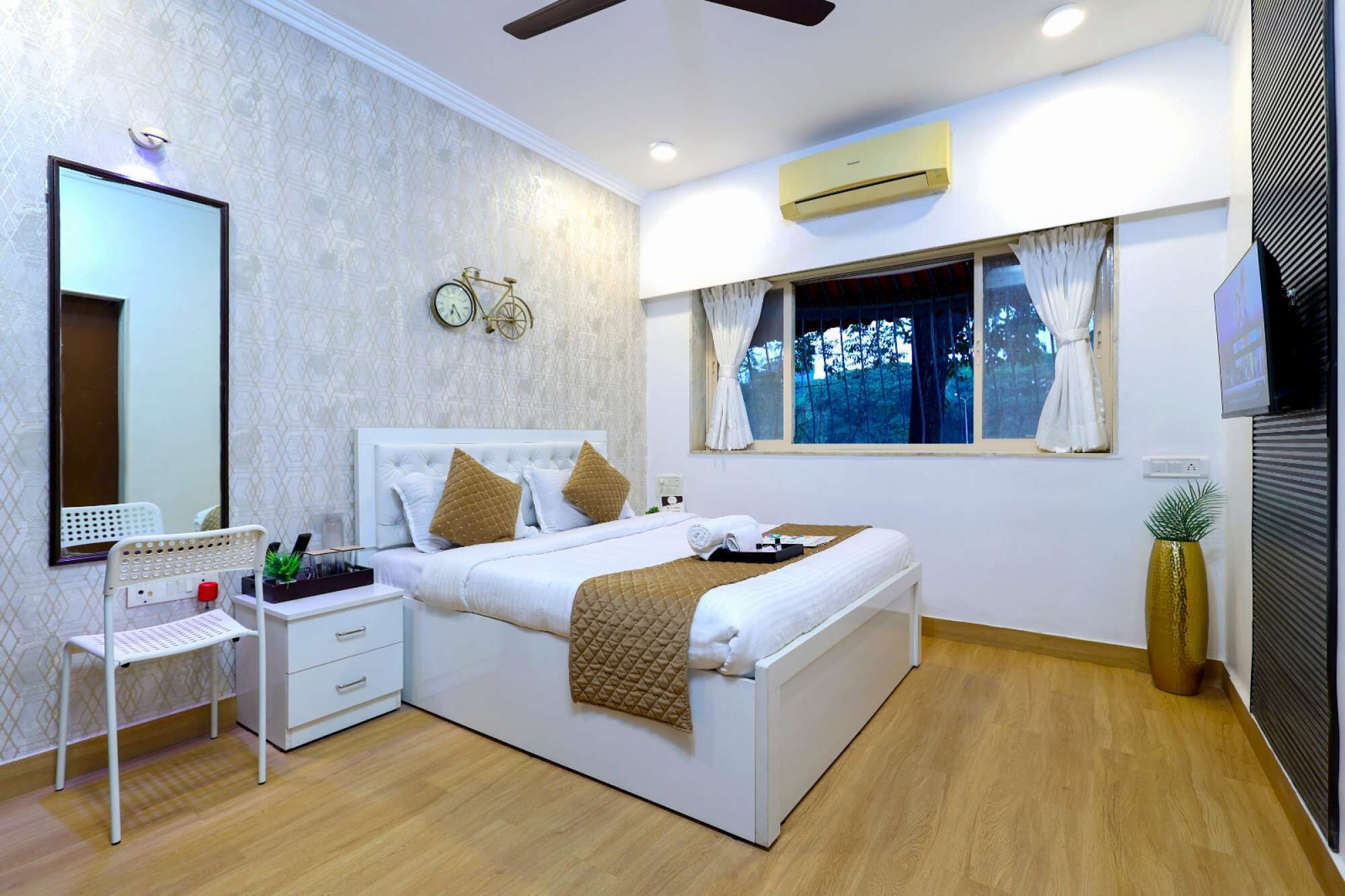 5 bedrooms, desk, iron/ironing board, WiFi