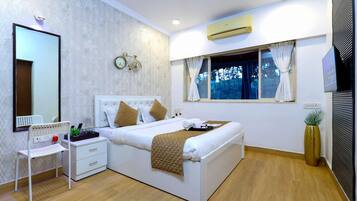 5 bedrooms, desk, iron/ironing board, WiFi