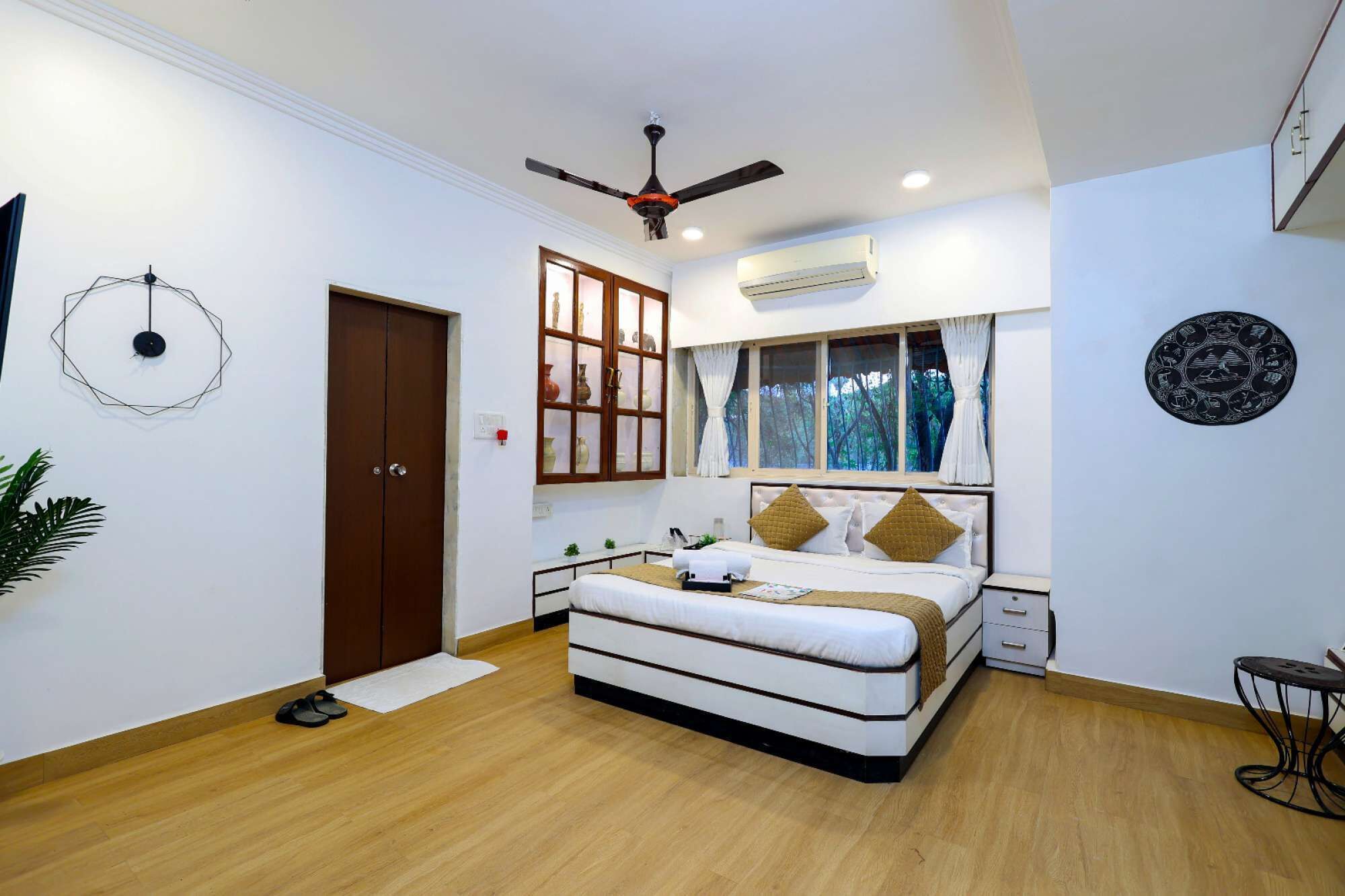 5 quartos, escrivaninha, ferros/tábuas de passar roupa, Wi-Fi