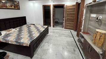 3 makuuhuonetta, silitysrauta/-lauta, Wi-Fi, vuodevaatteet