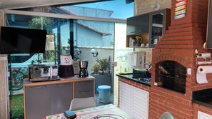 Geladeira, micro-ondas, fogão, cooktop