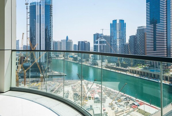 Balcony - Spacious & Fully Furnished 1BR in Zada (Dubai)