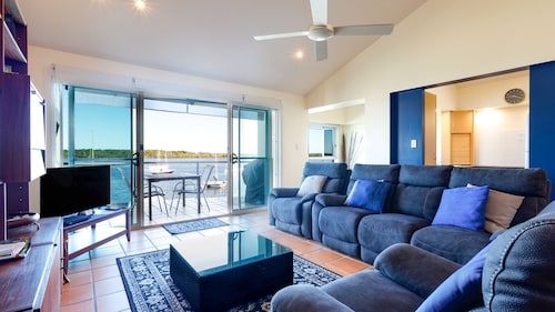 Riverview Apartment 2.6 - Enjoy the best of riverside living