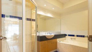 Shower, towels - Riverview Apartment 2.6 - Enjoy the best of riverside living (ILUKA)