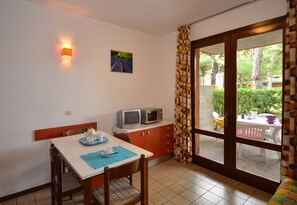 Dining - Bright and cozy stay by the pool (Bibione)