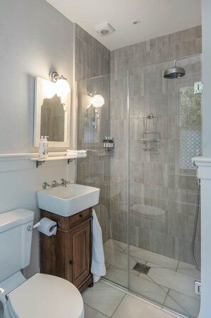 Amenidades de baño ecológicas, secadora de cabello, toallas, jabón 