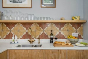 Kylskåp, mikrovågsugn, ugn och spishäll