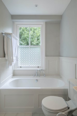 Articles de toilette écologiques, séchoir à cheveux, serviettes fournies