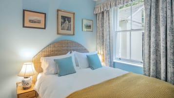 1 bedroom, desk, WiFi, bed sheets