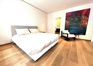 3 chambres, bureau, fer et planche à repasser, accès au Wi-Fi (inclus)