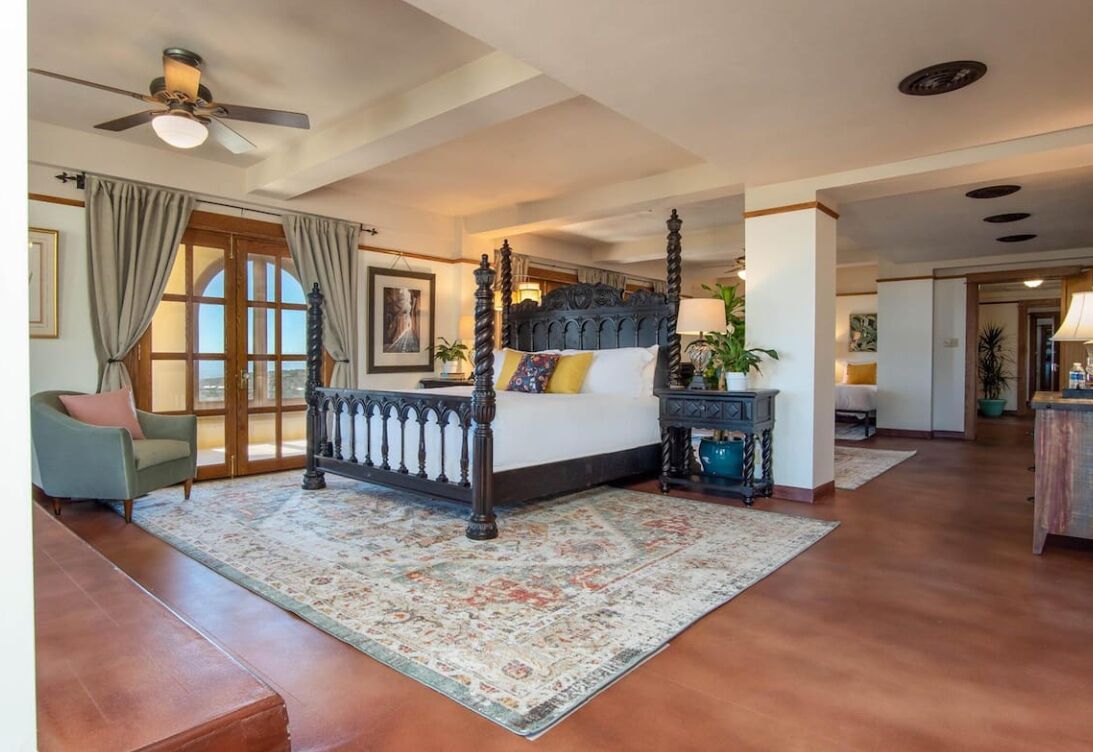 12 Schlafzimmer, Schreibtisch, Bügeleisen/Bügelbrett, Reisekinderbett