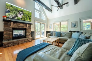 Smart TV, fireplace, stereo