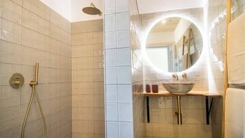 Deluxe Villa, Valley View | Bathroom | Shower, towels, soap, shampoo