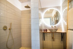 Villa Deluxe, vue vallée | Salle de bain | Douche, serviettes fournies, savon, shampoing
