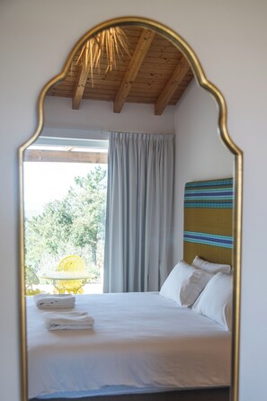 Dobbelt- eller tomannsrom – superior, utsikt mot innsjø | Allergitestet sengetøy, skrivebord og skrivebord for bærbar PC