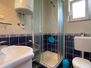 Appartement (One Bedroom Apartment with Balcony) | Badkamer | Een douche, handdoeken