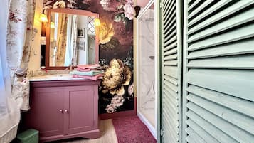 Een haardroger, handdoeken, zeep, toiletpapier