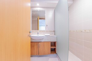 Departamento, balcón, vista a la ciudad | Baño