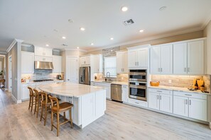 Interior - Golf, Swim, Shop & More: Luxury Retreat in Naples! (Naples)