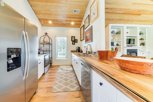 Hot Tub, Deck & Fire Pit: Chic Louisville Home!