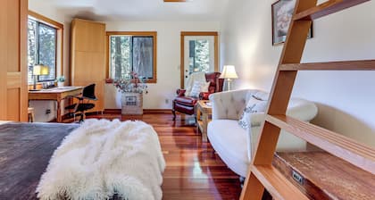 11 Mi to Downtown Napa: Wine Country Cottage