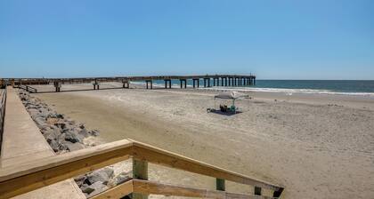 Walk to St Augustine Beach! Condo w/ Pool Access