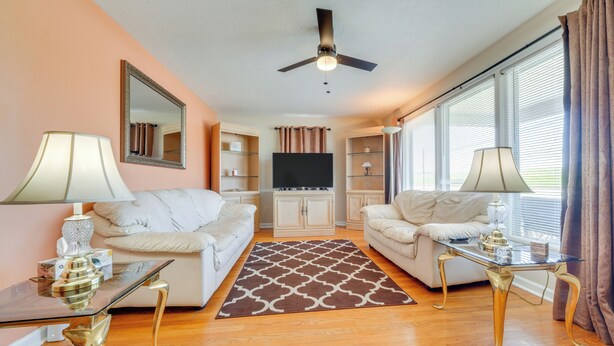 A living room with two sofas, a coffee table, a TV, and a ceiling fan. - 11 Mi to Uofl & Norton Hospital: Louisville Home (Louisville)