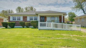 Rumah (3 Bedrooms) | Bagian depan properti