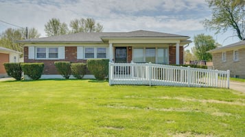 House (3 Bedrooms) | Exterior