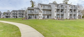 8 Mi to Traverse City: Bayside Couples Retreat