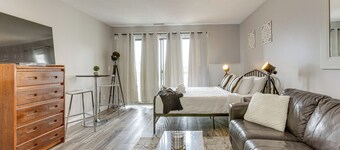 8 Mi to Traverse City: Bayside Couples Retreat