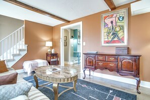 Interior - 4 Mi to Inkwell Beach: Home in Oak Bluffs! (Oak Bluffs)