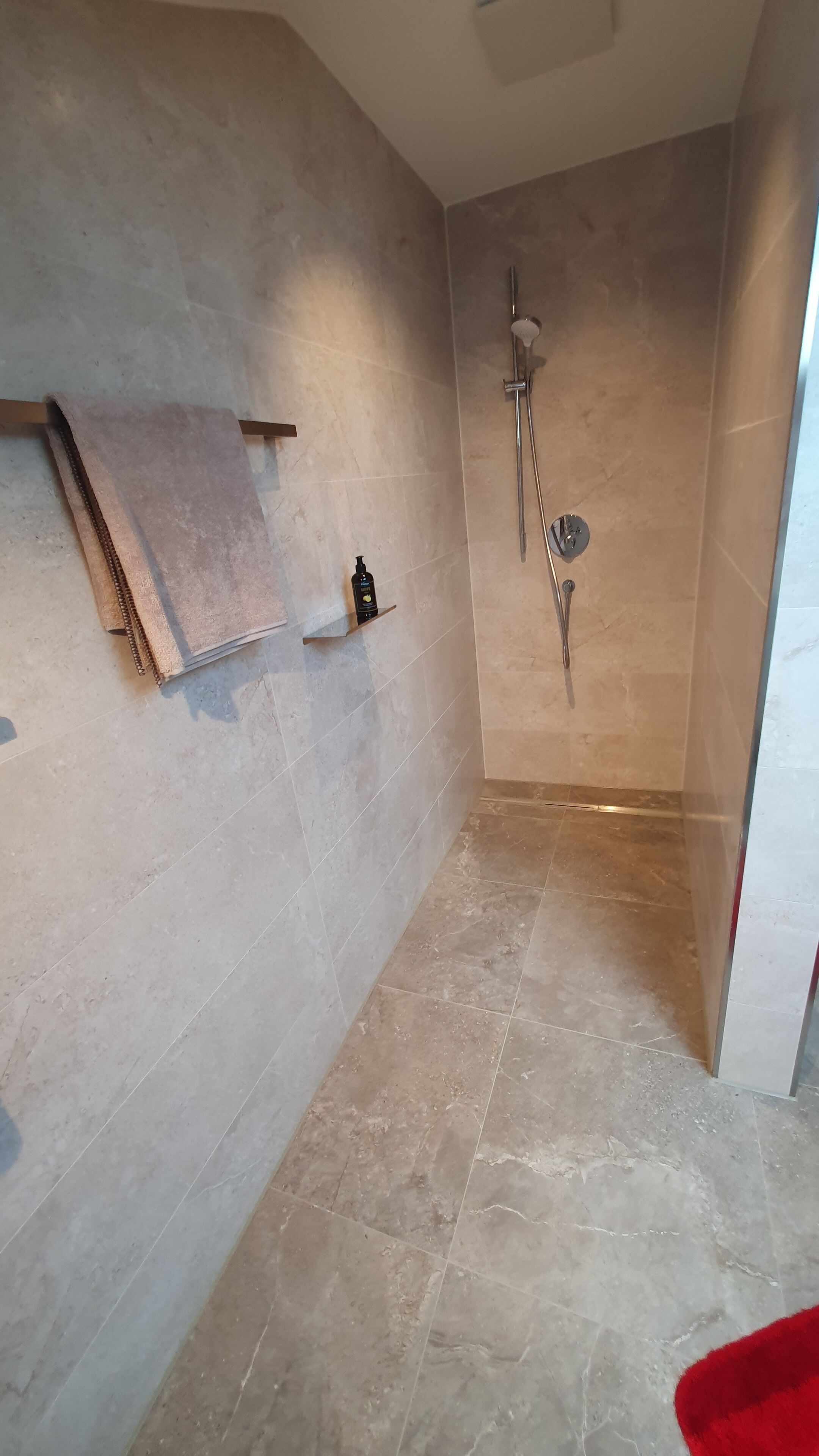 Een douche, een haardroger, handdoeken, zeep