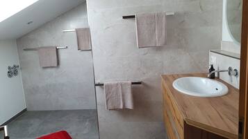 Suihku, hiustenkuivaaja, pyyhkeet, saippua