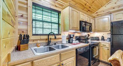 Private Hot Tub & Deck: Woodsy Broken Bow Retreat