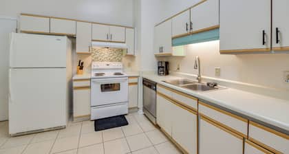 Near Shops & Eats: Richmond Hill Home w/ Yard!