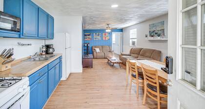 Walk to Beach & Chesapeake Bay: Norfolk Retreat!