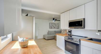 Stroll to Shore: Retreat w/ Yard in Daytona Beach
