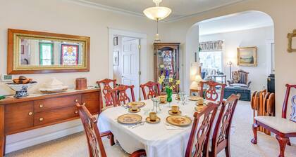 < 1 Mi to Old Town Lansing: Home w/ Furnished Deck