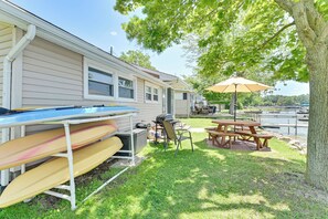 Cottage (1 Bedroom) | Interior - Lakefront Gem w/ Watercrafts & Dock in Coldwater! (Coldwater)