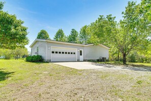 House (3 Bedrooms) | Interior - 4 Mi to Norfork Lake: Country Stay w/ Farm Views! (Elizabeth)